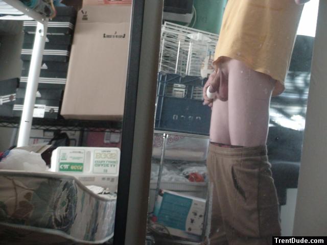 Srotum dwarfs the egg