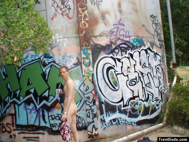 Start - Graffiti tank photo series (nude)