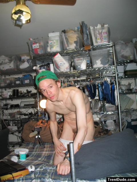 Nude in a green hat